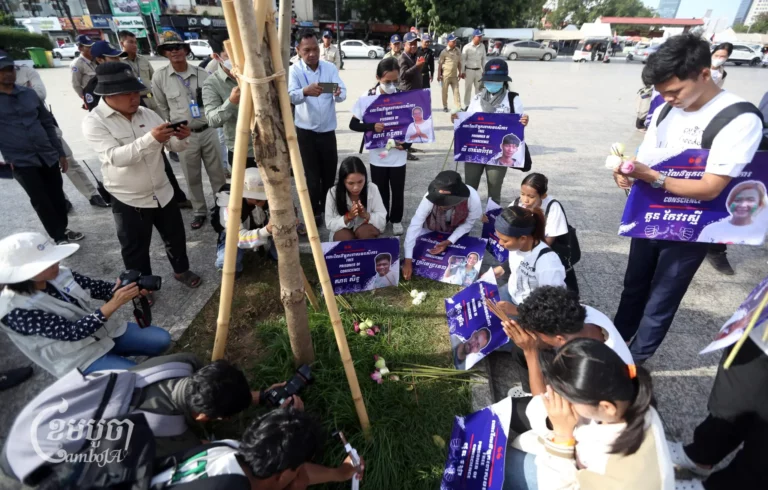 Family members and supporters of jailed activists gather to pray at the Tonle Sap riverbank after Phnom Penh authorities stopped them from marching to Preah Ang Dorngkeu Shrine near Royal Palace on December 10, 2024. (CamboJA/Pring Samrang)