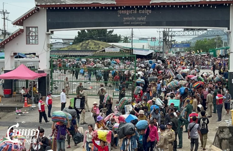 Cambodian migrant workers return from Thailand after border tensions turned violent. July 27, 2025. (CamboJA)