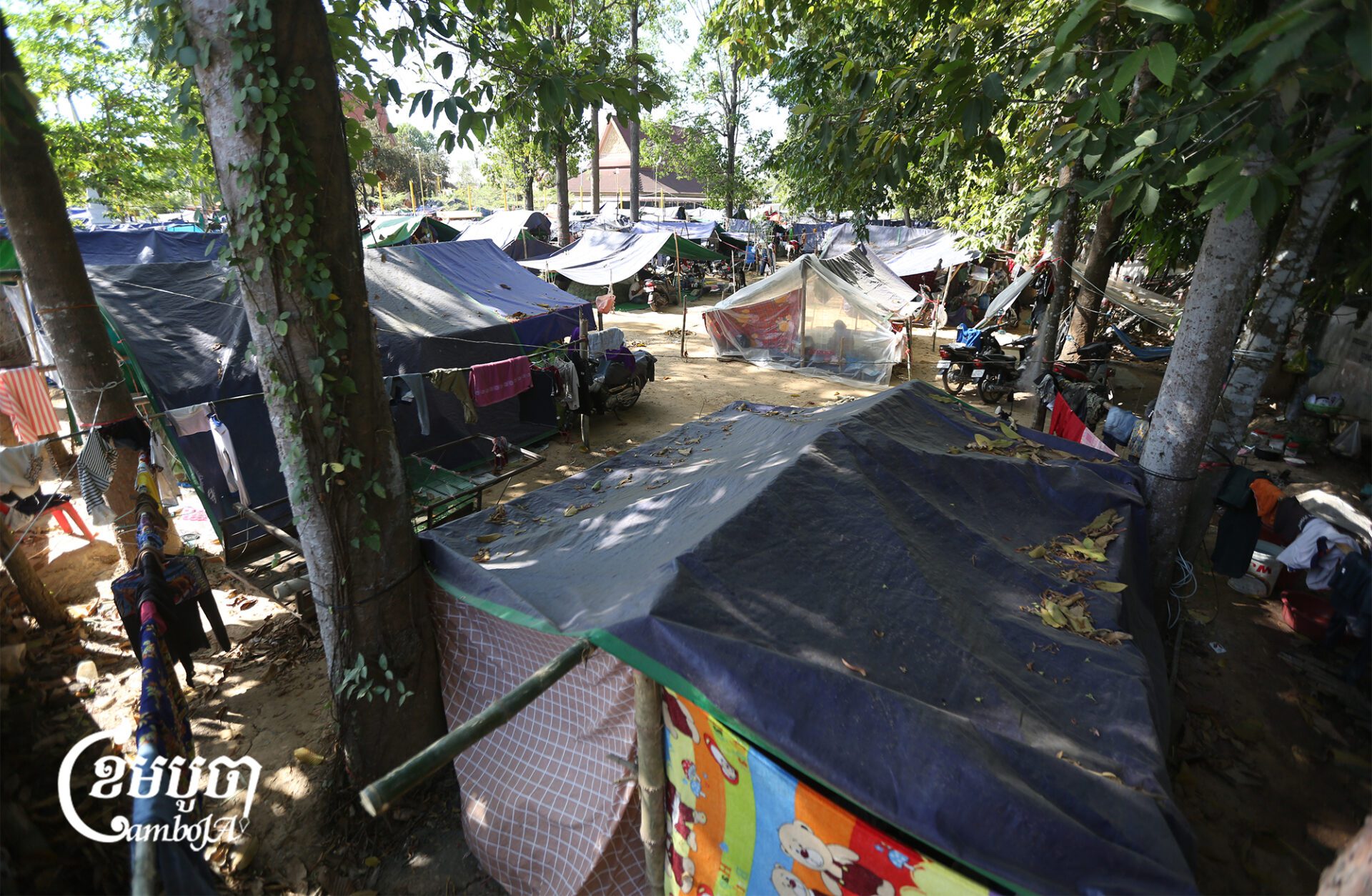 People displaced from border clashes with Thailand seek shelter at a pagoda in Kralanh district, Siem Reap province. Dec. 25, 2025. (CamboJA/Pring Samrang)
