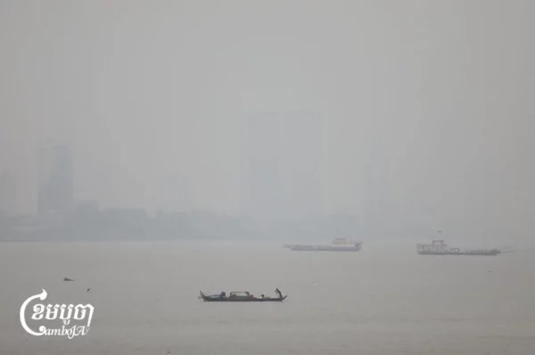 Smog hangs over part of Phnom Penh as researchers warn that rising fine particulate matter levels are harming public health, Feb. 11, 2026 (CamboJA/Pring Samrang)