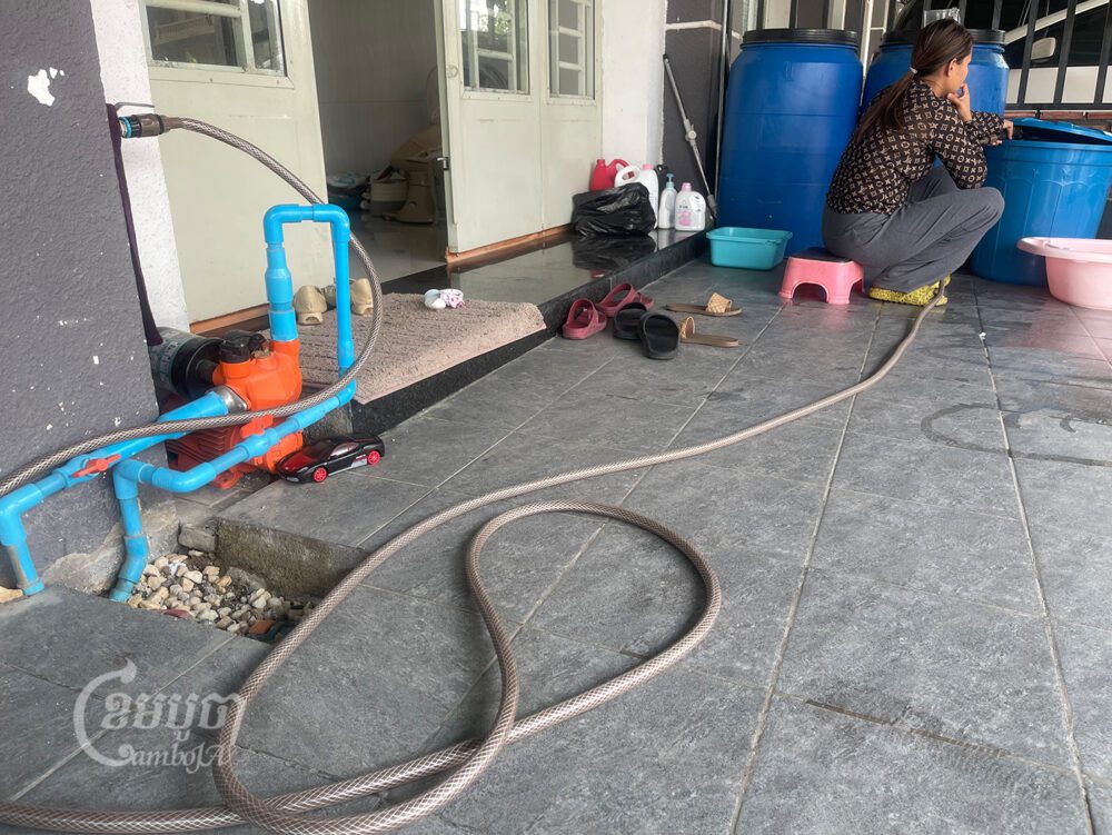 A woman fills up her water container in Borey Piphup Thmey Chhouk Va II on February 1, 2022. CamboJa/ Pring Samraing