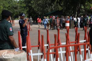 Cambodians rush to cross Boeng Trakoun border checkpoint on Monday after Thai military reduced opening hours to only half day. (CamboJA/Pring Samrang)