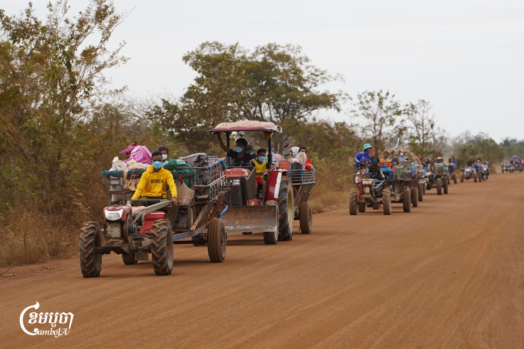 Displaced families in Oddar Meanchey were moved to a new shelter on Wednesday after they were told by authorities that the initial place might be a target for the Thai military as F-16s flew in the area. (CamboJA/Yarn Soveit)