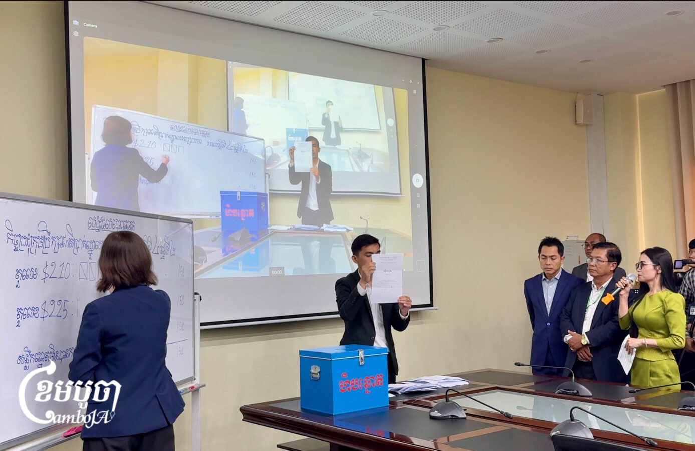 Officials count the votes after council members and representatives cast their votes for the new minimum wage rate at the Labor Ministry, September 30, 2026. (CamboJA/Try Thaney)