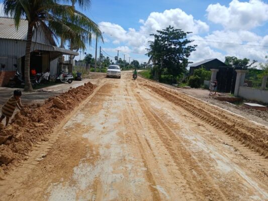 Soil was dumped on a newly-built 1,000-meter concrete road in Chhvaing commune, Ponhea Leu district in Kandal province. Photo posted on Kandal Provincial Rural Development Department Facebook page on September 20, 2020. 