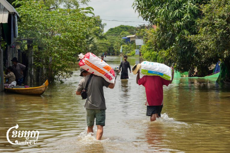 Flood victims move to safe areas in Banteay Meanchey province’s Serey Sophoan city, October 6, 2026. (CamboJA/Yousos Apdoul Rashim)